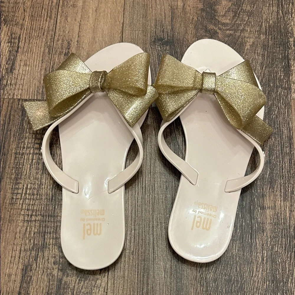 Mel, Dreamed by Melissa Cream Sandals with Gold Bow harmonic bow III